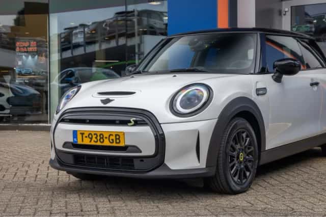 MINI Electric (2023) thumbnail 6
