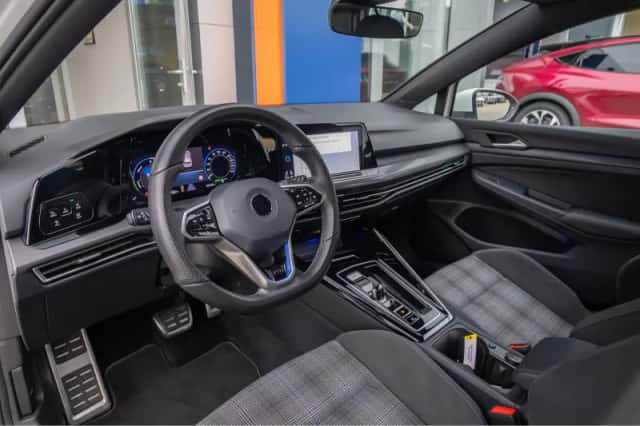 Volkswagen Golf (2022) thumbnail 2