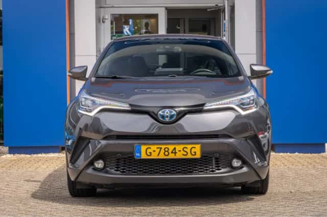 Toyota C-HR (2019) thumbnail 3