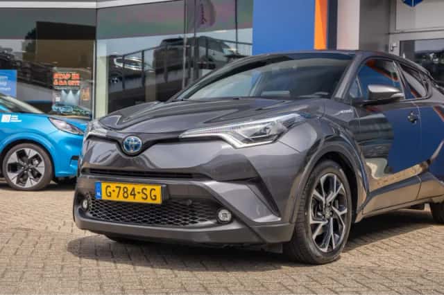Toyota C-HR (2019) thumbnail 4