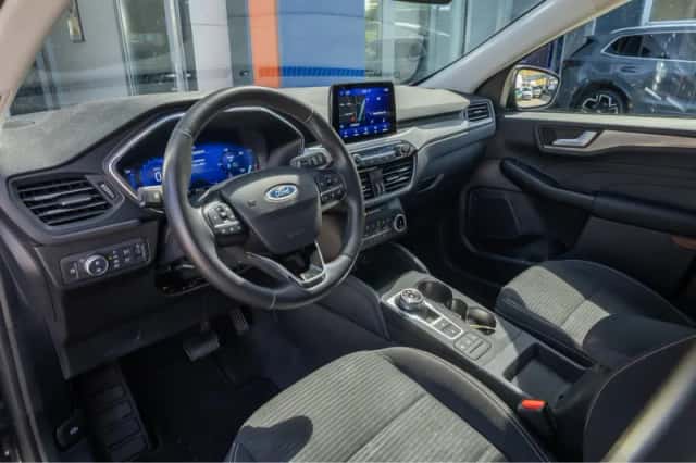 Ford Kuga (2023) thumbnail 2