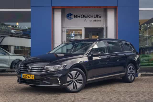 Volkswagen Passat (2022) thumbnail 1