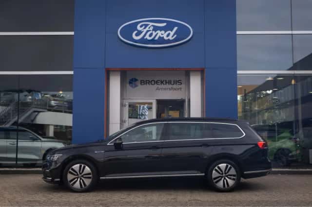Volkswagen Passat (2022) thumbnail 5
