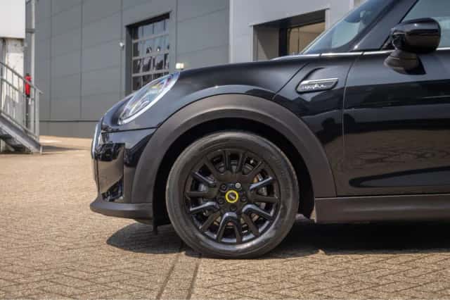 MINI Electric (2022) thumbnail 6