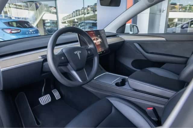 Tesla Model Y (2023) thumbnail 2