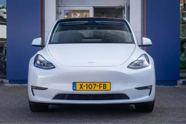 Tesla Model Y (2023) thumbnail 3