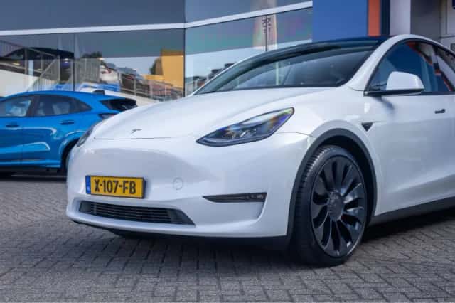 Tesla Model Y (2023) thumbnail 4