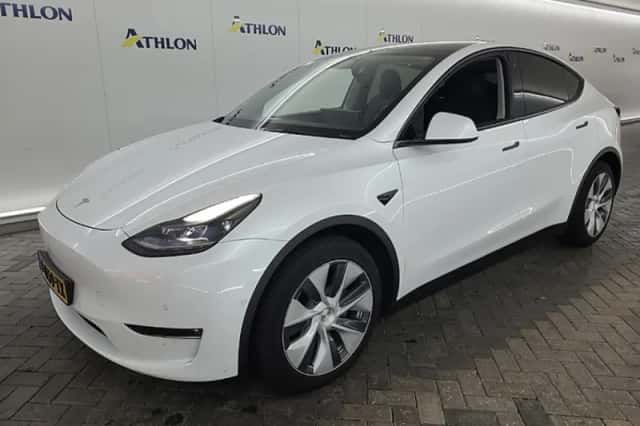 Tesla Model Y (2022) thumbnail 1