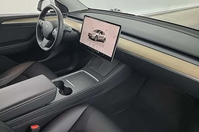 Tesla Model Y (2022) thumbnail 2