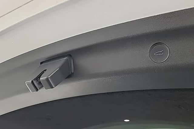 Tesla Model Y (2022) thumbnail 5
