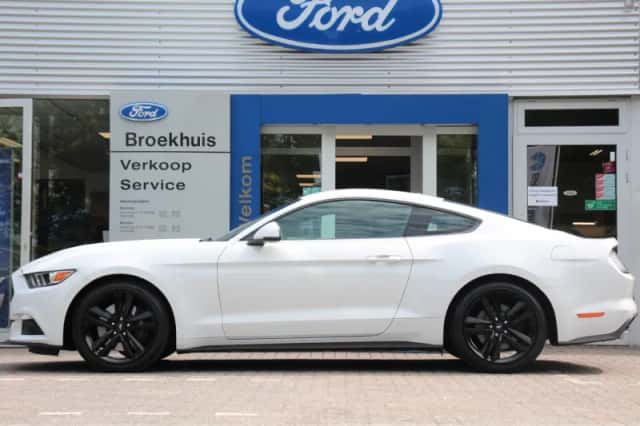 Ford Mustang (2017) thumbnail 2