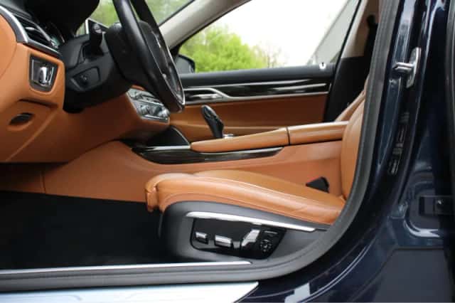 BMW 7-Serie (2015) thumbnail 12