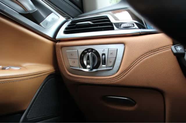 BMW 7-Serie (2015) thumbnail 15