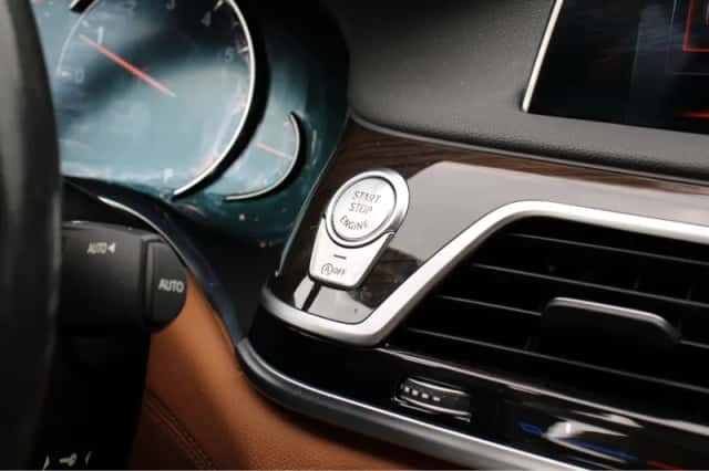 BMW 7-Serie (2015) thumbnail 19