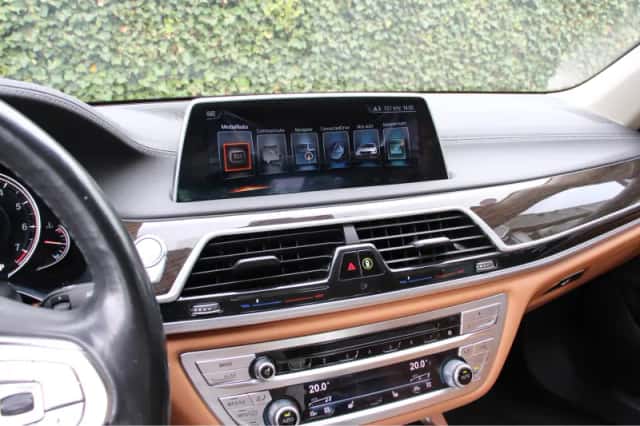 BMW 7-Serie (2015) thumbnail 20
