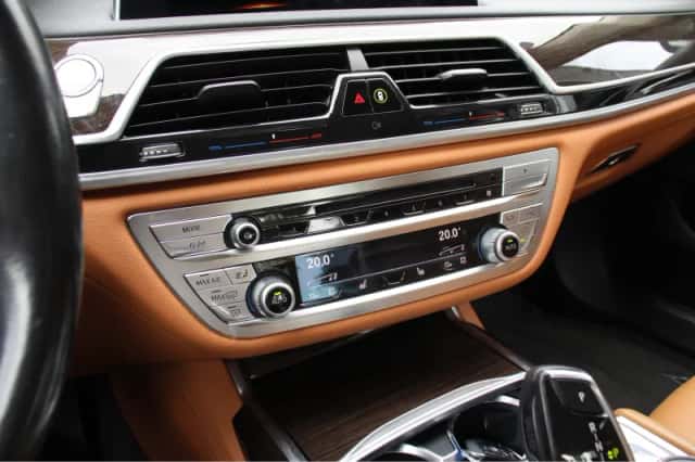 BMW 7-Serie (2015) thumbnail 25
