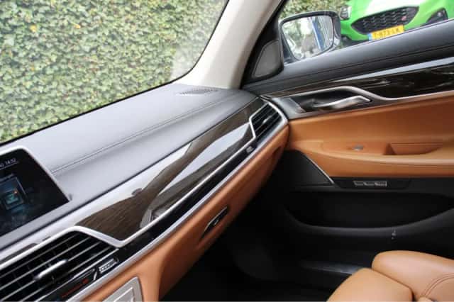BMW 7-Serie (2015) thumbnail 26