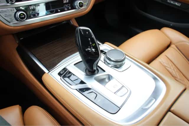 BMW 7-Serie (2015) thumbnail 30