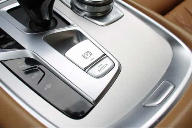 BMW 7-Serie (2015) thumbnail 33