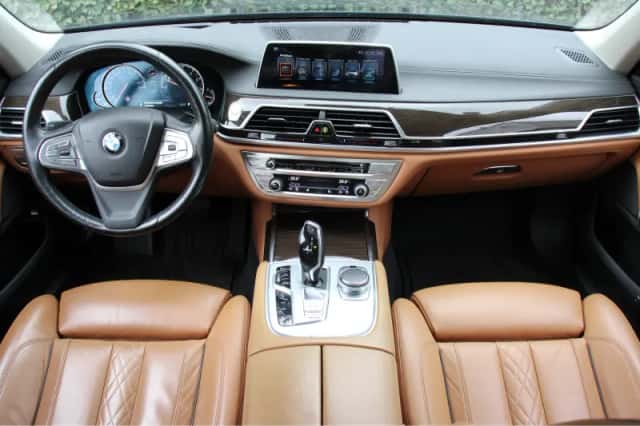 BMW 7-Serie (2015) thumbnail 5