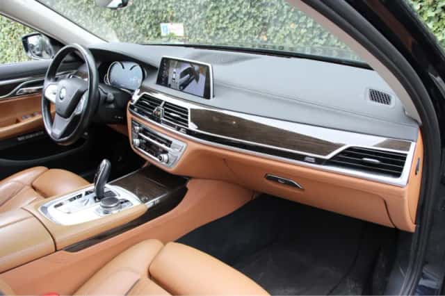 BMW 7-Serie (2015) thumbnail 6