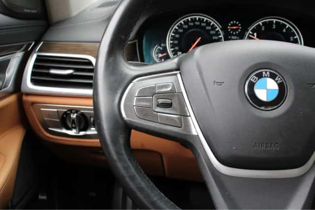 BMW 7-Serie (2015) thumbnail 7