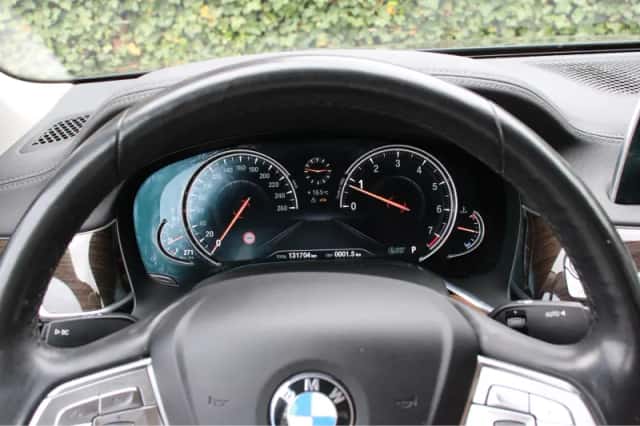 BMW 7-Serie (2015) thumbnail 9