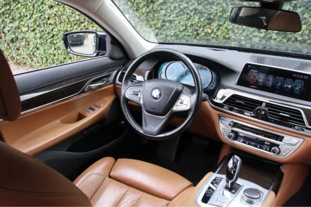 BMW 7-Serie (2015) thumbnail 10