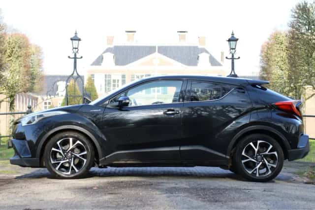 Toyota C-HR (2019) thumbnail 2