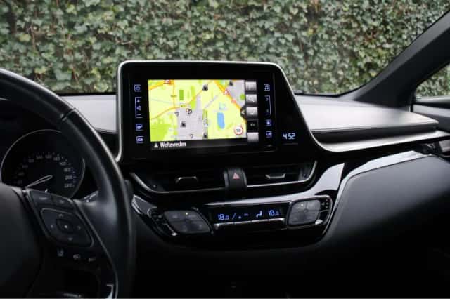 Toyota C-HR (2019) thumbnail 17