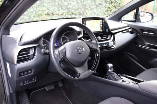 Toyota C-HR (2019) thumbnail 4