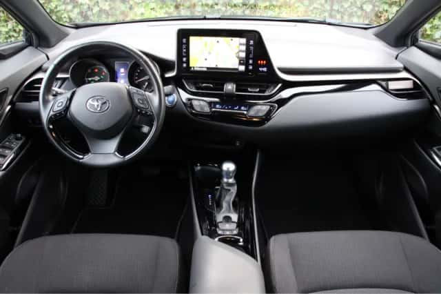 Toyota C-HR (2019) thumbnail 5