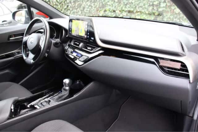 Toyota C-HR (2019) thumbnail 6