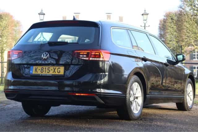 Volkswagen Passat (2021) thumbnail 3