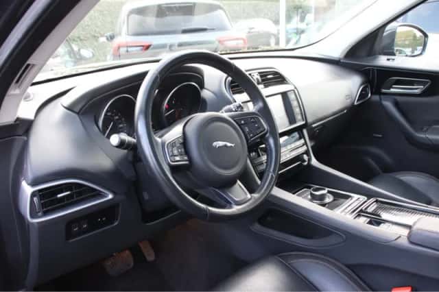 Jaguar F-Pace (2017) thumbnail 4
