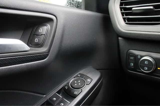 Ford Kuga (2022) thumbnail 25