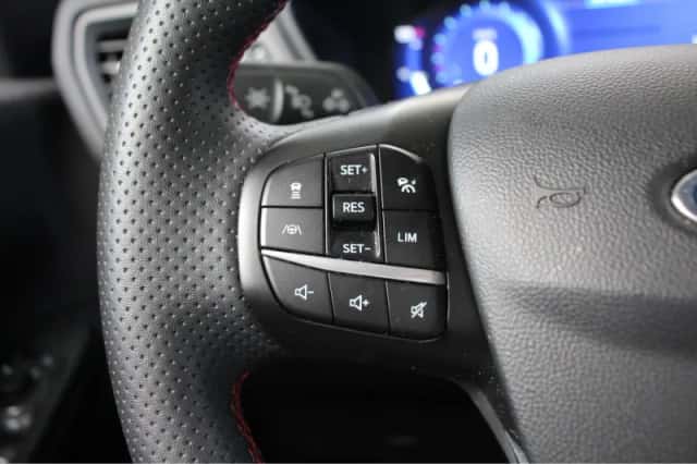 Ford Kuga (2023) thumbnail 7