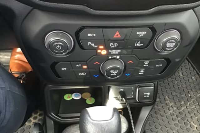 Jeep Renegade (2022) thumbnail 12