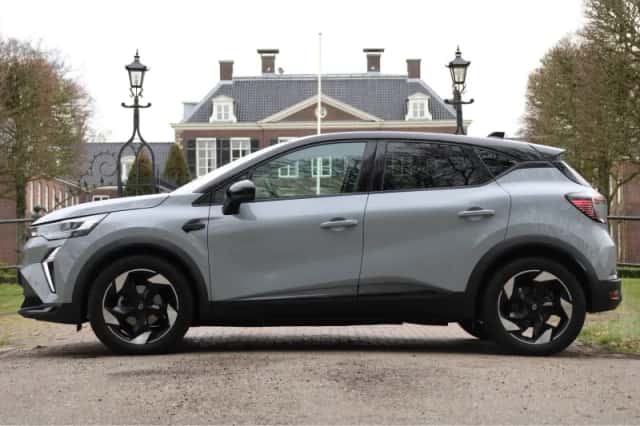 Renault Captur (2024) thumbnail 2