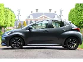 Toyota Yaris (2021) thumbnail 2