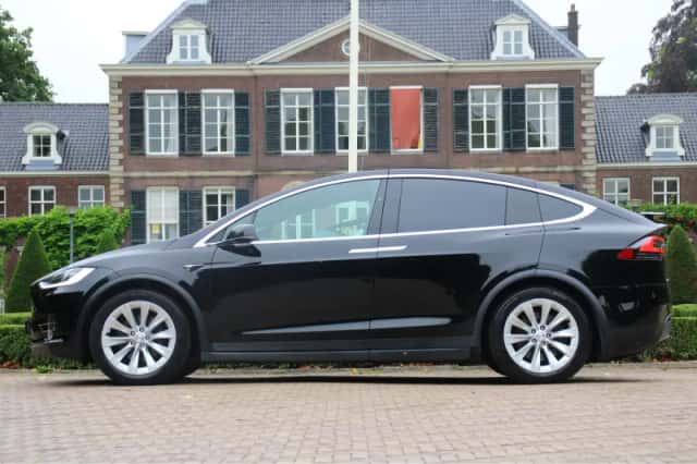 Tesla Model X (2018) thumbnail 2