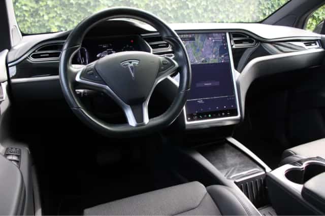 Tesla Model X (2018) thumbnail 4
