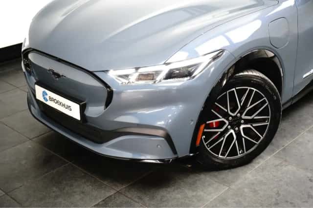 Ford Mustang Mach-E (2025) thumbnail 3