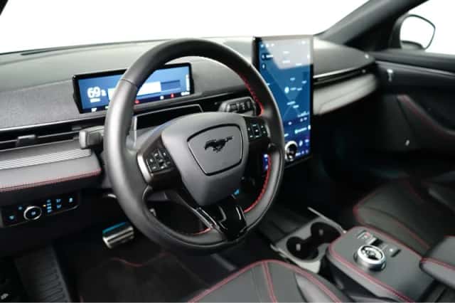 Ford Mustang Mach-E (2025) thumbnail 5