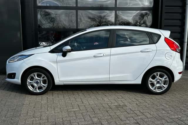 Ford Fiesta (2017) thumbnail 3