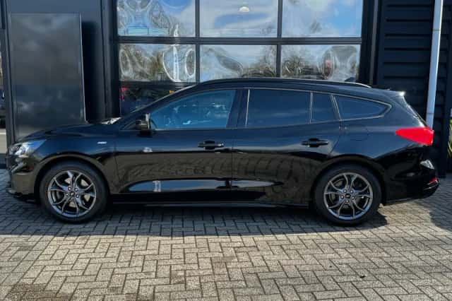 Ford Focus (2021) thumbnail 3