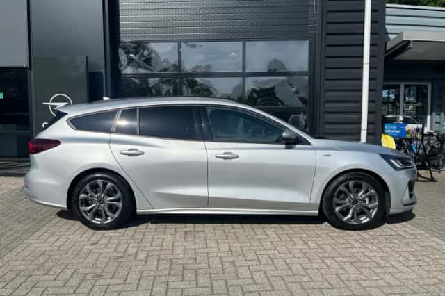 Ford Focus (2024) thumbnail 3