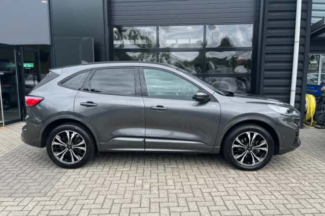 Ford Kuga (2023) thumbnail 2