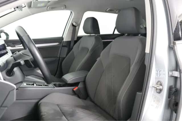 Volkswagen Golf (2023) thumbnail 6
