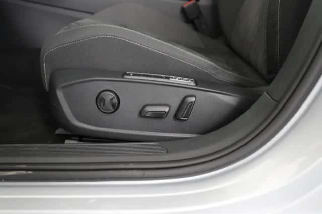 Volkswagen Golf (2023) thumbnail 7